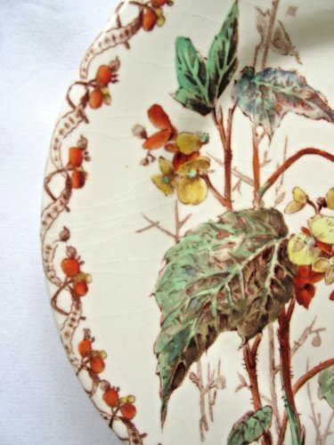 Assiette à dessert Art Nouveau, Porcelaine polychrome signée GIEN, Bégonias