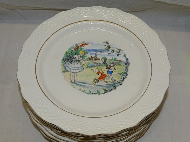 -ASSIETTE A DESSERT CERAMIQUE MOULIN DES LOUPS HAMAGE ANCIENNE MOIS d'AVRIL   D