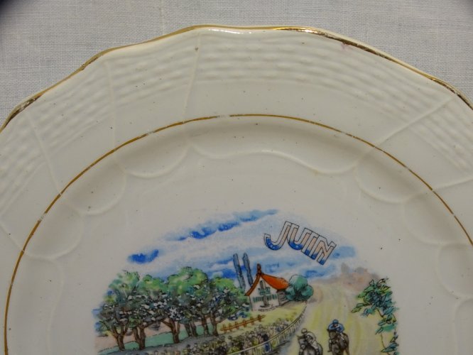 -ASSIETTE A DESSERT CERAMIQUE MOULIN DES LOUPS HAMAGE ANCIENNE MOIS de JUIN   D