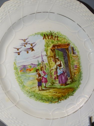 -ASSIETTE A DESSERT CERAMIQUE MOULIN DES LOUPS HAMAGE terre de fer MOIS AVRIL  D
