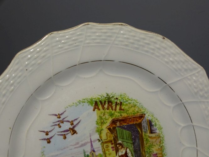 -ASSIETTE A DESSERT CERAMIQUE MOULIN DES LOUPS HAMAGE terre de fer MOIS AVRIL  D