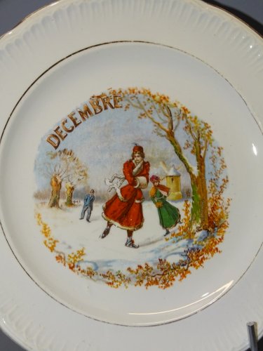 -ASSIETTE A DESSERT CERAMIQUE SAINT AMANDINOISE ( marquée)  MOIS DECEMBRE  D