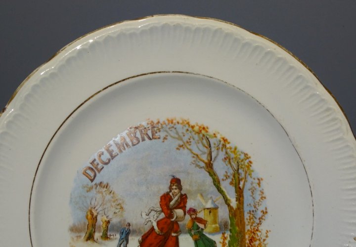 -ASSIETTE A DESSERT CERAMIQUE SAINT AMANDINOISE ( marquée)  MOIS DECEMBRE  D