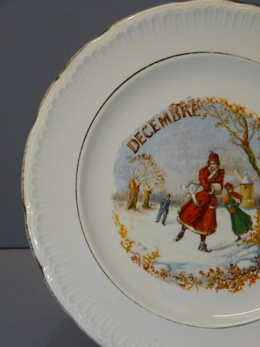 -ASSIETTE A DESSERT CERAMIQUE SAINT AMANDINOISE ( marquée)  MOIS DECEMBRE  D