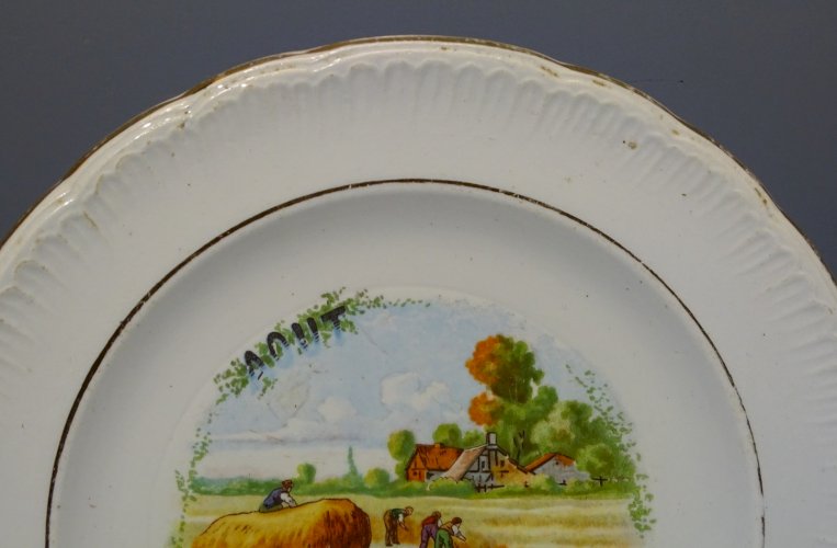 -ASSIETTE A DESSERT CERAMIQUE SAINT AMANDINOISE (non marquée)  MOIS d'AOUT  D