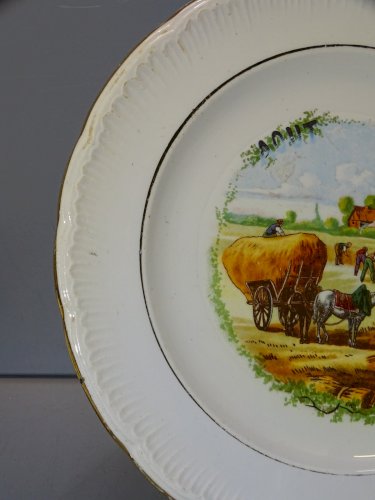 -ASSIETTE A DESSERT CERAMIQUE SAINT AMANDINOISE (non marquée)  MOIS d'AOUT  D