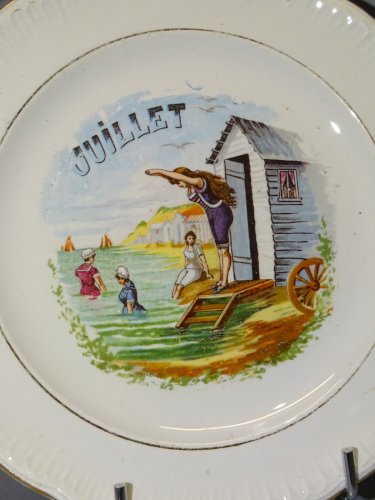 -ASSIETTE A DESSERT CERAMIQUE SAINT AMANDINOISE (non marquée) MOIS de JUILLET  D