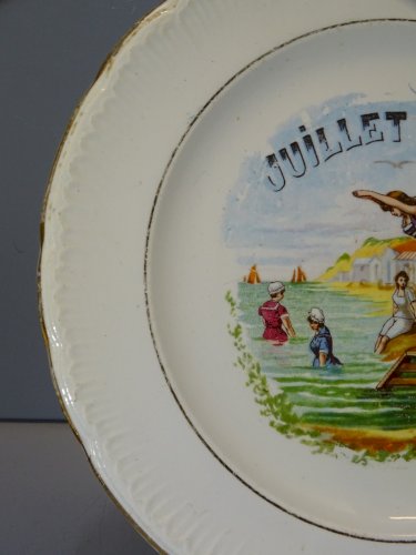 -ASSIETTE A DESSERT CERAMIQUE SAINT AMANDINOISE (non marquée) MOIS de JUILLET  D