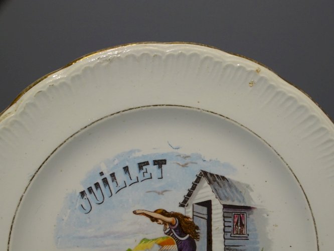 -ASSIETTE A DESSERT CERAMIQUE SAINT AMANDINOISE (non marquée) MOIS de JUILLET  D