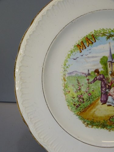 -ASSIETTE A DESSERT CERAMIQUE SAINT AMANDINOISE (non marquée)  MOIS de MAI  D