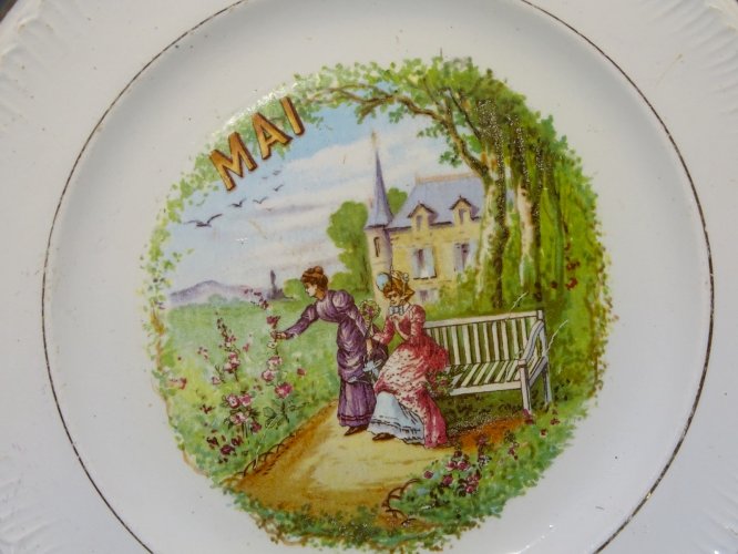 -ASSIETTE A DESSERT CERAMIQUE SAINT AMANDINOISE (non marquée)  MOIS de MAI  D