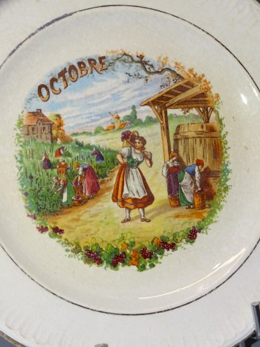 -ASSIETTE A DESSERT CERAMIQUE SAINT AMANDINOISE (non marquée)  MOIS D'OCTOBRE  D