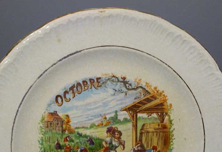 -ASSIETTE A DESSERT CERAMIQUE SAINT AMANDINOISE (non marquée)  MOIS D'OCTOBRE  D