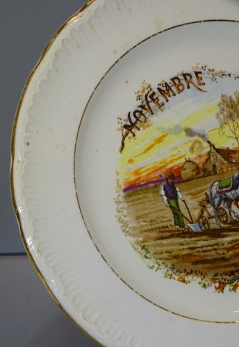 -ASSIETTE A DESSERT CERAMIQUE SAINT AMANDINOISE (non marquée)  MOIS NOVEMBRE  D