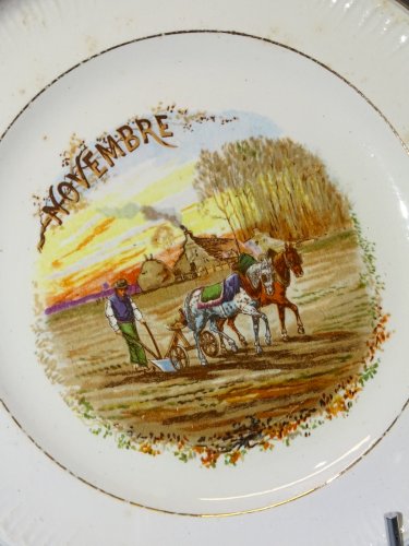 -ASSIETTE A DESSERT CERAMIQUE SAINT AMANDINOISE (non marquée)  MOIS NOVEMBRE  D