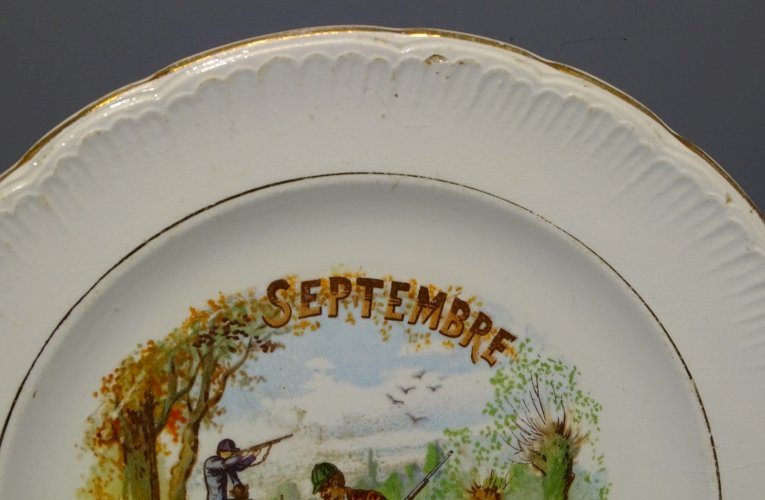 -ASSIETTE A DESSERT CERAMIQUE SAINT AMANDINOISE (non marquée)  MOIS SEPTEMBRE  D