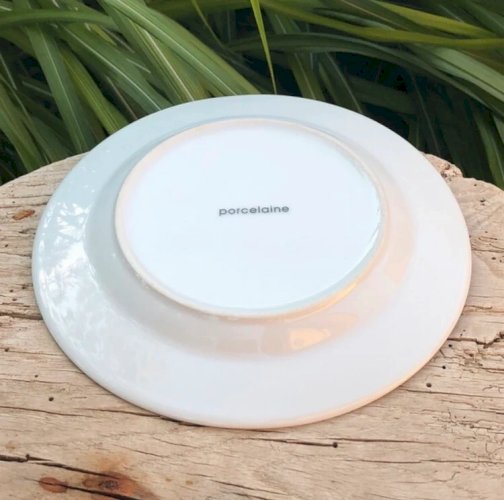 Assiette à dessert en porcelaine blanche et bordeaux au décor de Noël