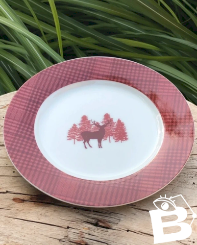 Assiette à dessert en porcelaine blanche et bordeaux au décor de Noël