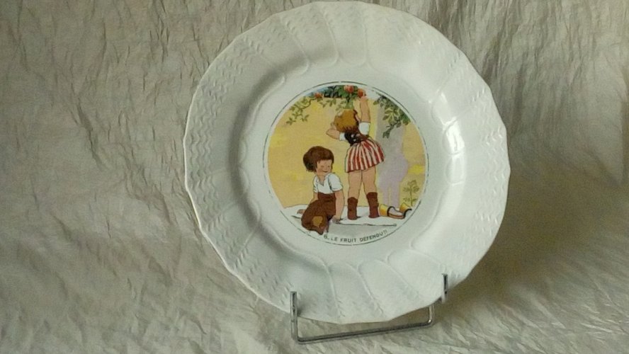 ASSIETTE A DESSERT FAIENCE DE SARREGUEMINES SCENE D'ENFANT D'APRES BICOT N°6 *