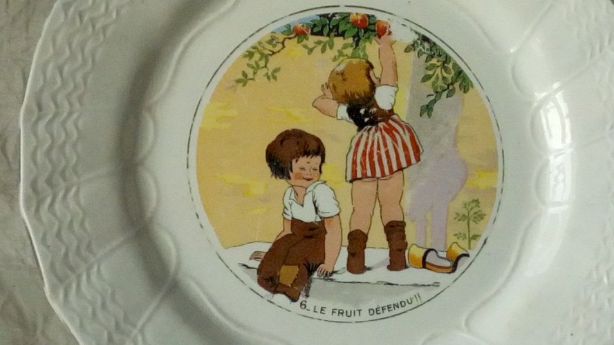ASSIETTE A DESSERT FAIENCE DE SARREGUEMINES SCENE D'ENFANT D'APRES BICOT N°6 *