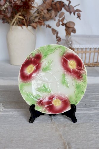 Assiette à dessert vintage en barbotine – Fleurs bordeaux