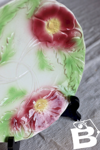 Assiette à dessert vintage en barbotine – Fleurs bordeaux