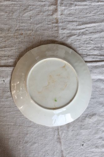 Assiette à dessert vintage en barbotine – Fleurs bordeaux