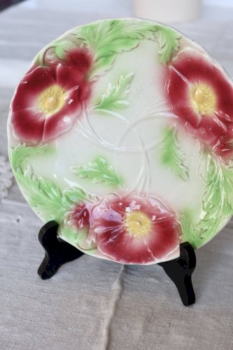 Assiette à dessert vintage en barbotine – Fleurs bordeaux