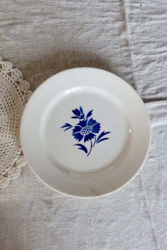 Assiette à dessert vintage en faïence ivoire – Décor fleur bleue