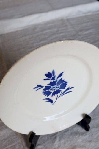 Assiette à dessert vintage en faïence ivoire – Décor fleur bleue