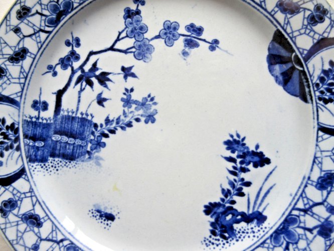 Assiette à dessert XIXème signée Creil Montereau, modèle Japon
