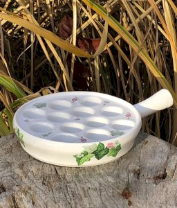 Porcelain snail plate with ivy and small flower patterns