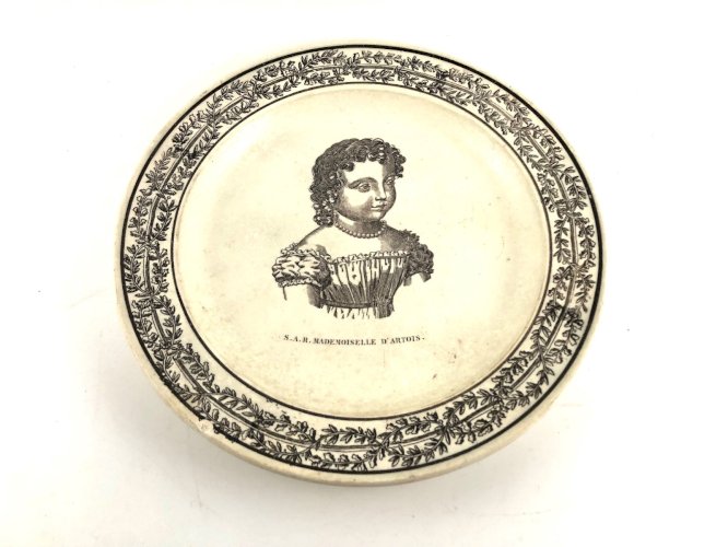 Assiette ancienne Creil Montereau XIXe – Portrait royal Mademoiselle d’Artois