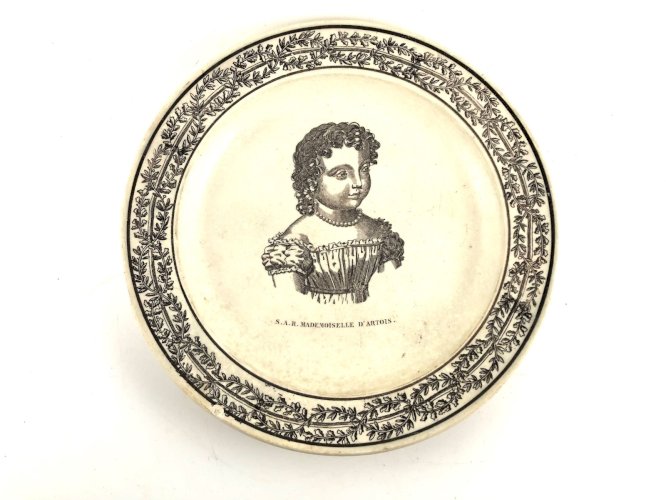 Assiette ancienne Creil Montereau XIXe – Portrait royal Mademoiselle d’Artois