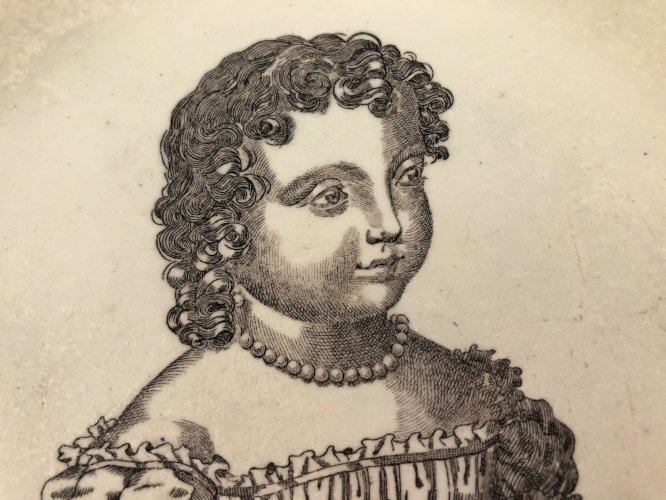 Assiette ancienne Creil Montereau XIXe – Portrait royal Mademoiselle d’Artois