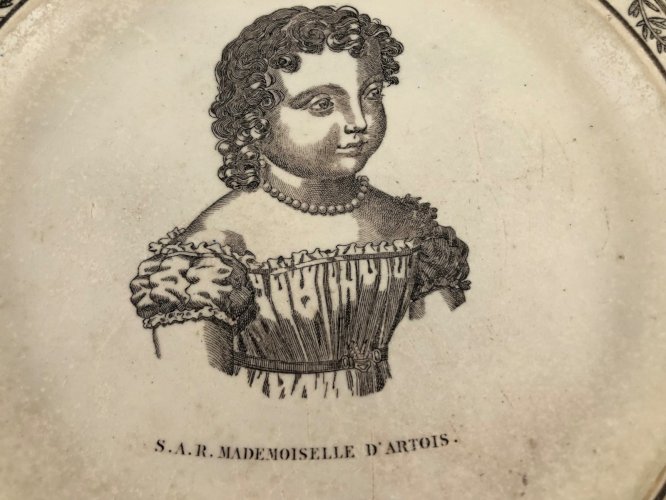 Assiette ancienne Creil Montereau XIXe – Portrait royal Mademoiselle d’Artois