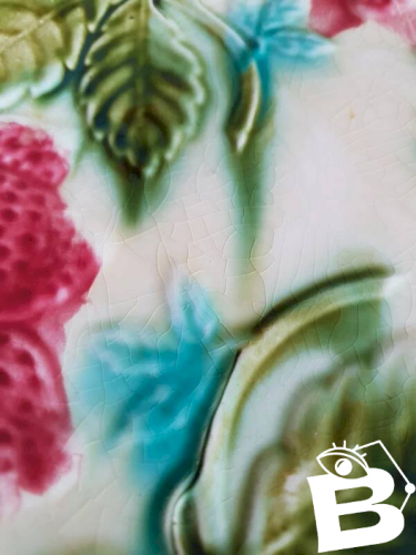 Assiette ancienne en barbotine