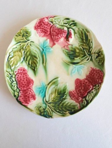 Assiette ancienne en barbotine