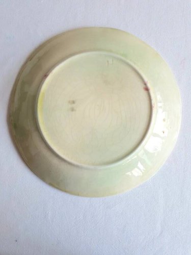 Assiette ancienne en barbotine