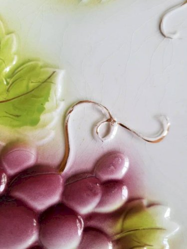 Assiette ancienne en barbotine