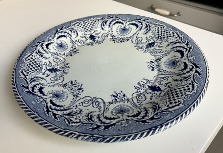 antique faience plate from Gien, model to be identified, 19th century