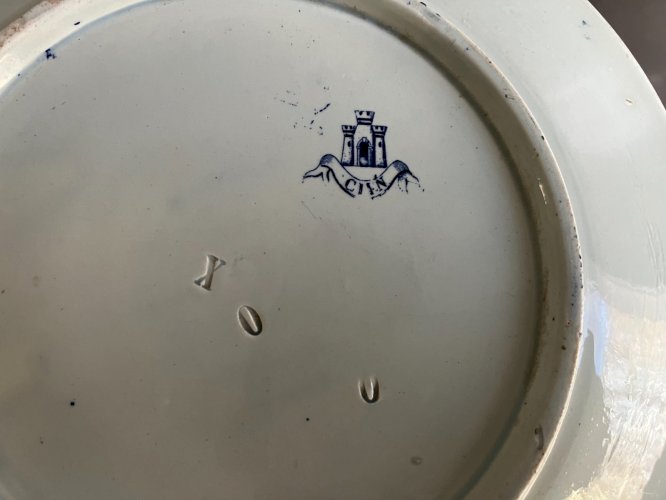 assiette ancienne en faience de Gien modele a identifier XIX eme