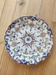 Antique plate in Rouen Faïence - Radiating decoration