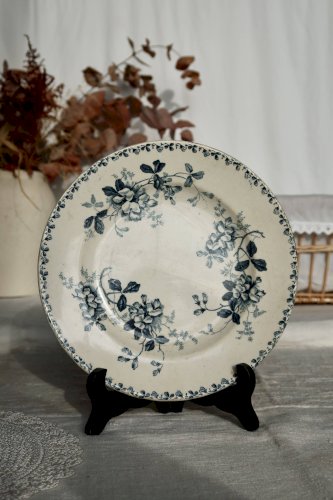 Assiette ancienne en terre de fer Saint-Amand et Hamage modèle Acacia