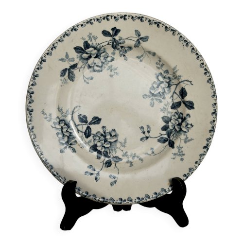 Assiette ancienne en terre de fer Saint-Amand et Hamage modèle Acacia