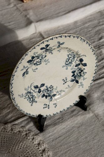 Assiette ancienne en terre de fer Saint-Amand et Hamage modèle Acacia