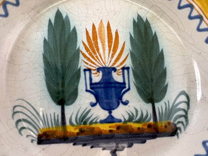 Assiette ancienne faïence de Nevers XIXe, décor urne, arbres et flamme