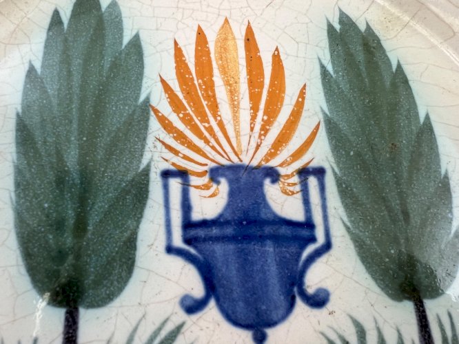 Assiette ancienne faïence de Nevers XIXe, décor urne, arbres et flamme