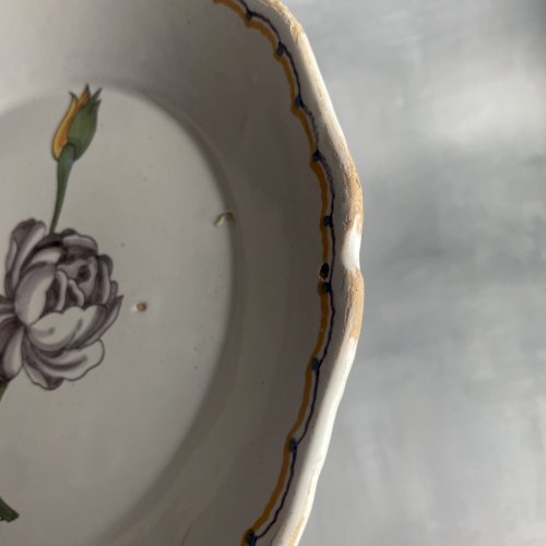 Assiette ancienne faience décor polychrome à la rose manganèse, Aprey Nevers ?