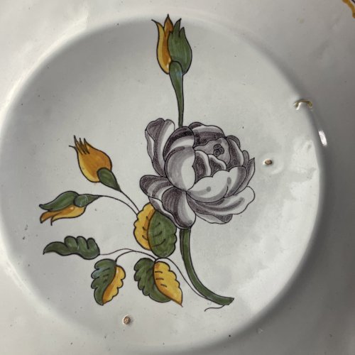 Assiette ancienne faience décor polychrome à la rose manganèse, Aprey Nevers ?